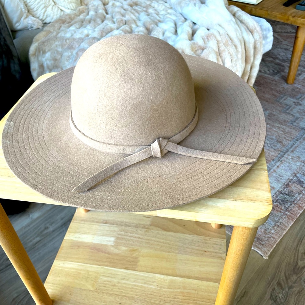 100% wool wide brim trendy hat.  Camel/cream.